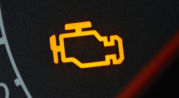 Jak samodzielnie usunąć kontrolkę check engine? Sprawdzamy poradę z TikToka