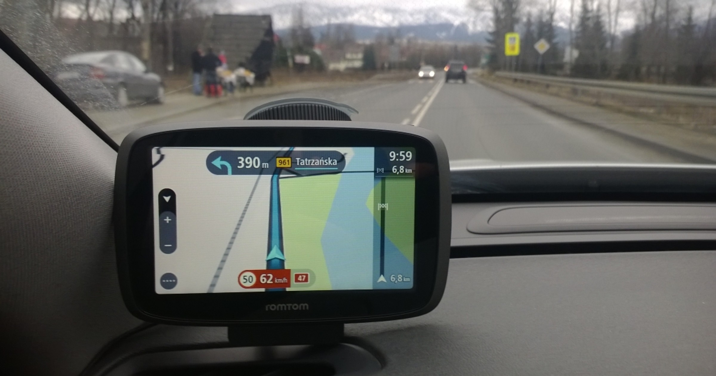 Na Podhalu TomTom dobrze radził sobie z lokalnymi utrudnieniami. Szczególnie podczas noworocznych powrotów z Tatr nawigacja z HD Traffic prowadziła bardzo sensownie.