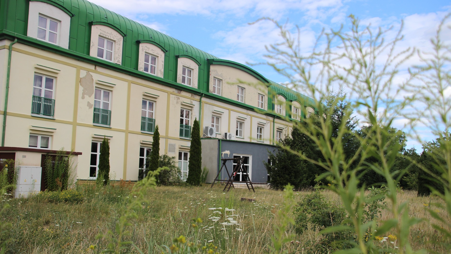 Zamknięty hotel przy DK92