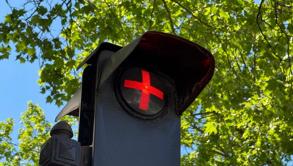 Sygnalizacja świetlna ze świecącym plusem we Francji