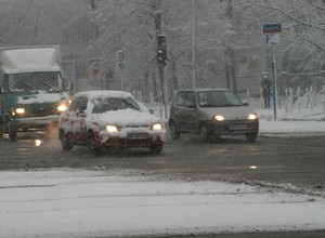 IMGW ostrzega - ślisko w 10 województwach