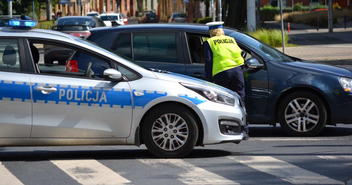 Sprawdzenie telefonu podczas kontroli drogowej