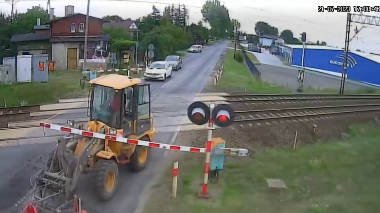 Kierowca ładowarki kołowej utknął na przejeździe kolejowym