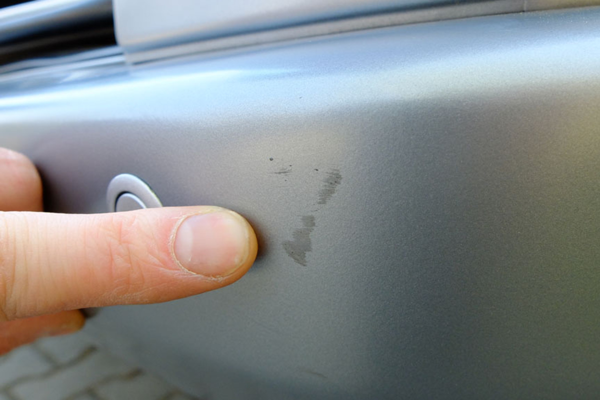 Pan Kazimierz zarysował czyjeś auto i odjechał. Nie spodziewał się takiej kary