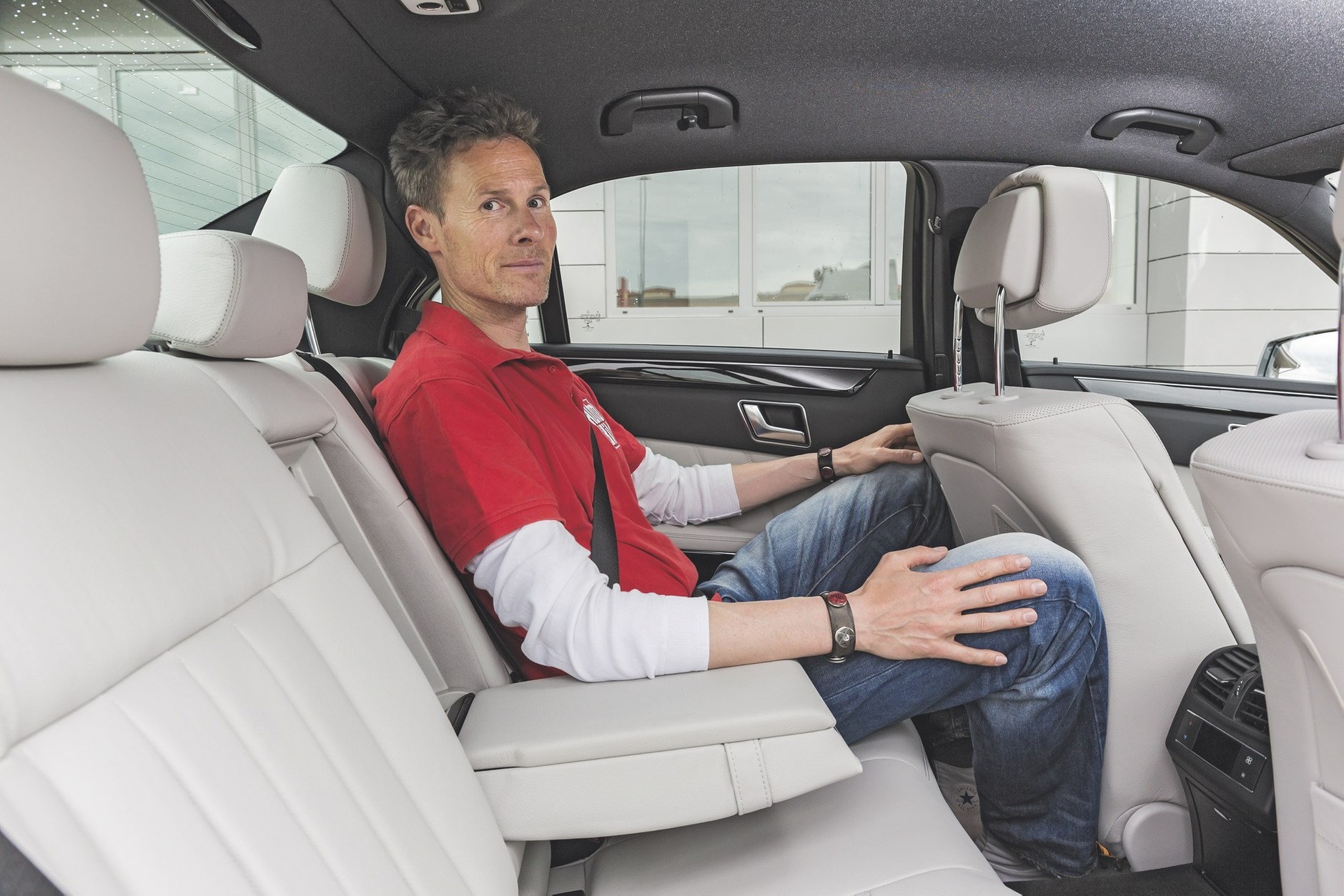 Mercedes-Benz E 220 BlueTec - pasażer na tylnej kanapie ma mniej miejsca na nogi niż w nowej Skodzie Superb