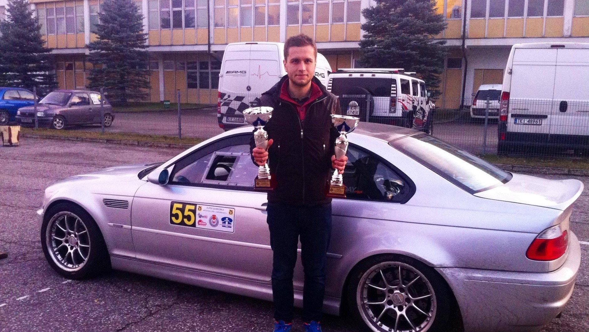 Miko Marczyk pozuje przy swoim BMW E46 M3