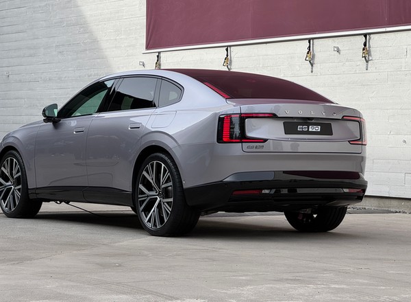 Volvo ES90 oficjalnie. Nowa limuzyna nie jest klasycznym sedanem. Z dwóch powodów