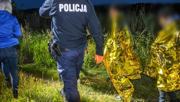 Kierowca Forda zignorował polecenie policjanta. Leśnik znalazł uciekinierów na środku stawu