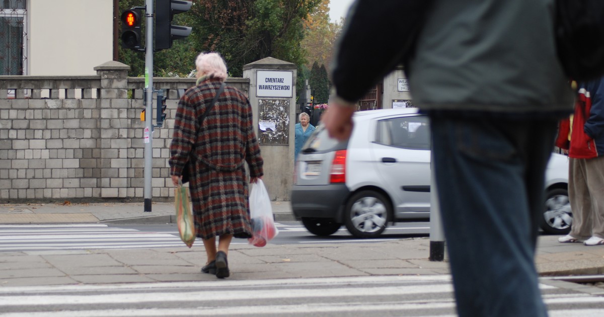 Starsza osoba na przejściu dla pieszych