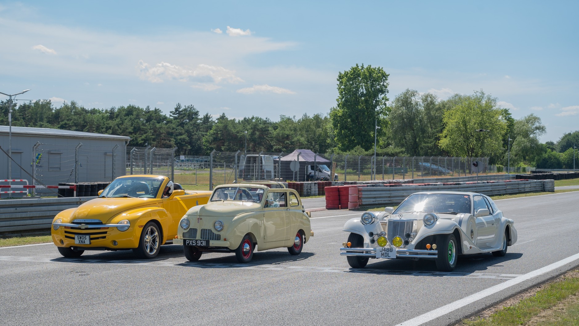 "The Grand Tour: Eurocrash" na Torze Poznań. Od lewej: Chevrolet SSR, Crosley i Mitsuoka Le-Seyde