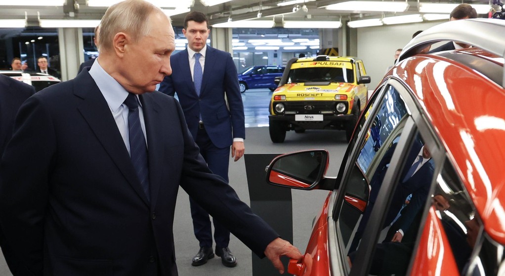 Władimir Putin, prezydent Rosji, ogląda samochód Łada Iskra podczas wizyty w fabryce samochodów AwtoWAZ w Toljatti w obwodzie samarskim, 28 stycznia 2025 r.