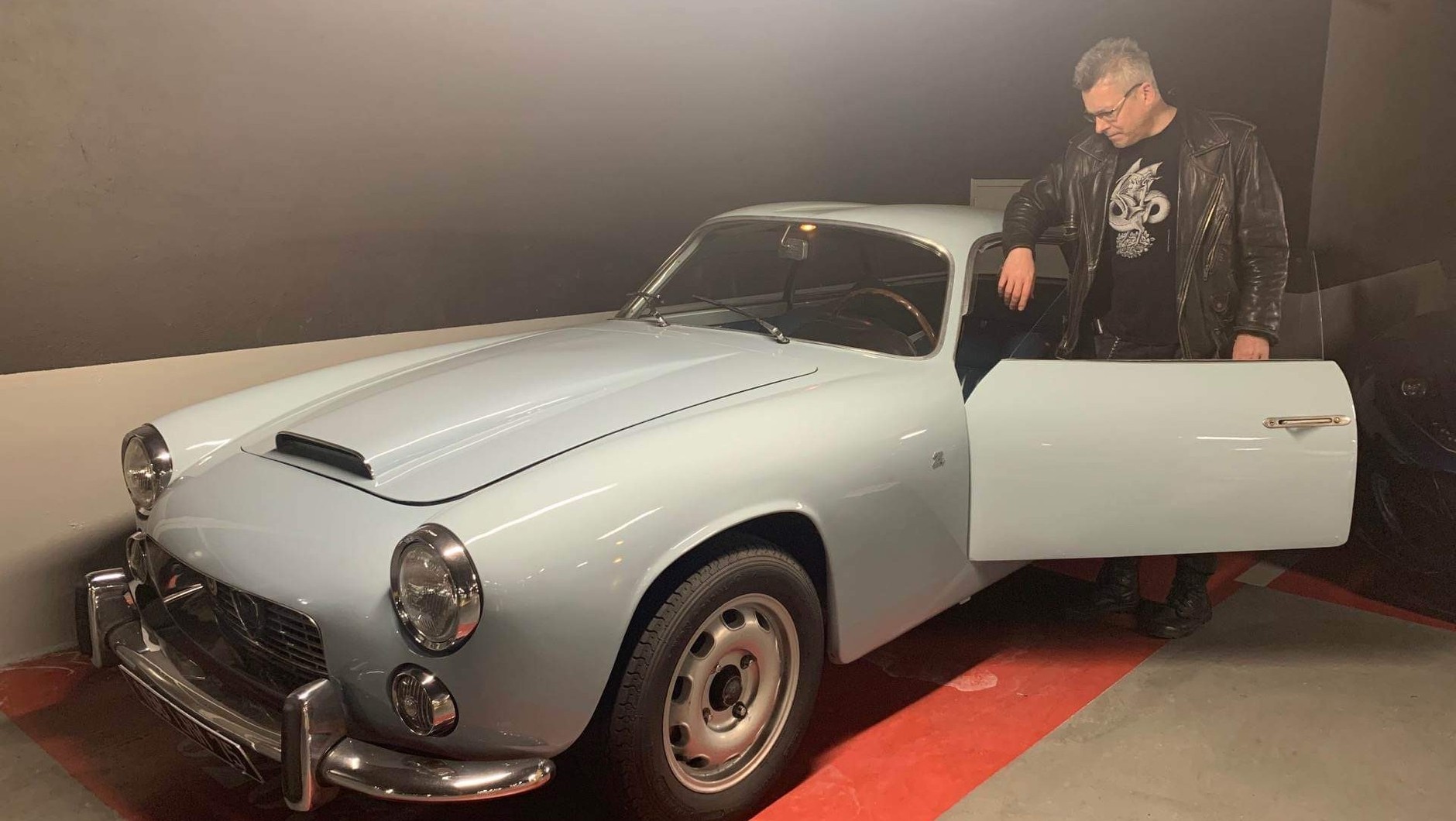 Pisarz Rafał Kosik przy Lancii Flaminia Sport z nadwoziem Zagato z lat 1958-1967