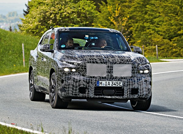 Jeździliśmy prototypem supermocnego SUV-a BMW XM