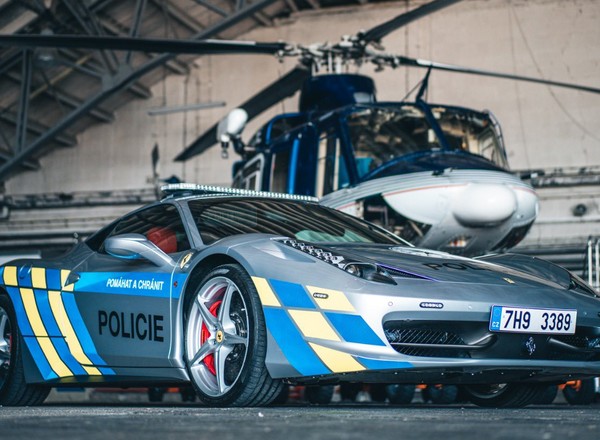 Czeska policja skonfiskowała Ferrari. Teraz to ich pościgowy radiowóz