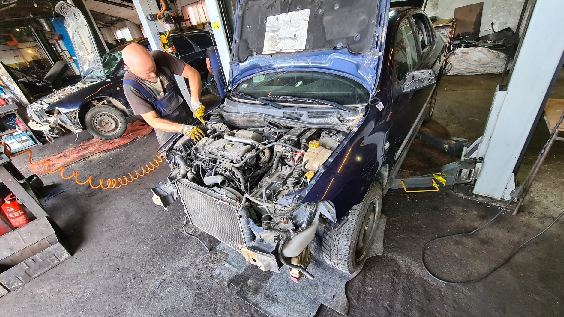 Auto złom w Siedlcach. Sprawdzamy jak samochody kończą swój motoryzacyjny żywot