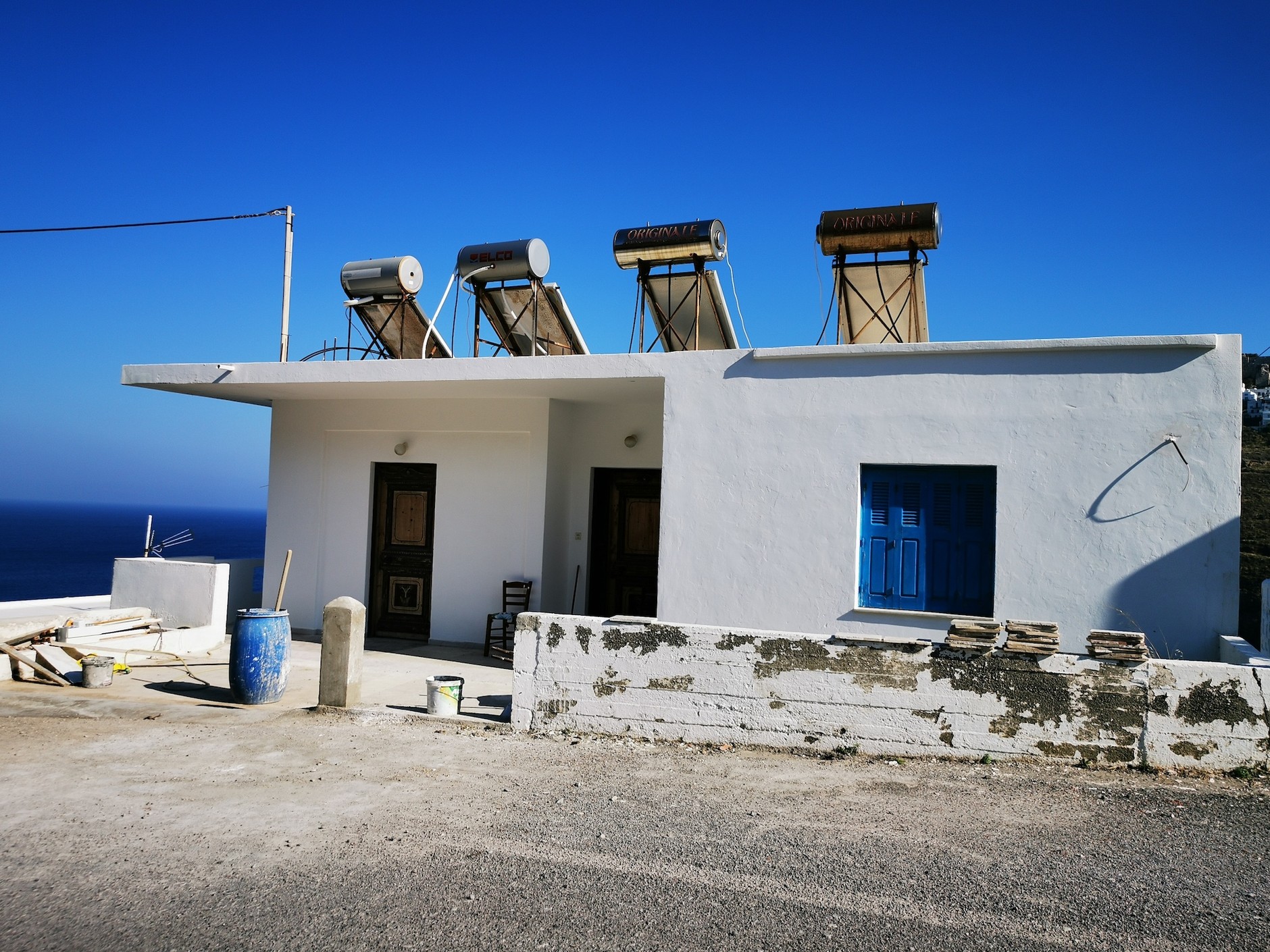 Astypalea: na dachach wielu domów zainstalowane są solarne podgrzewacze wody. Ale paneli fotowoltaicznych dotąd tu niebyło – pierwsze powstały na dachu zajezdni Astybusów