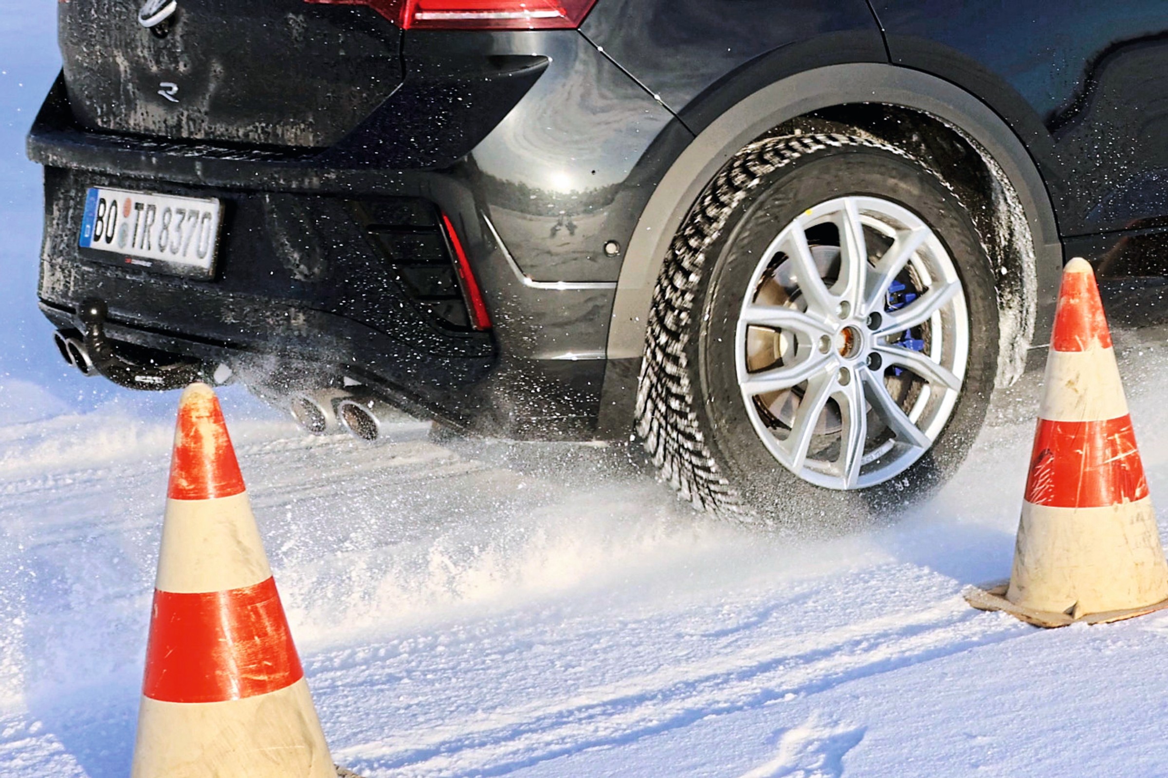Celowo założyli opony na odwrót, a potem wszystko zmierzyli. Wyniki testu... nieoczekiwane