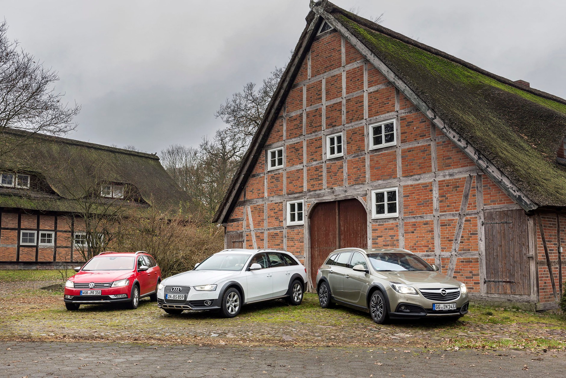 Używane kombi idealne na złe drogi - Passat Alltrack kontra A4 Allroad i Insignia Country Tourer