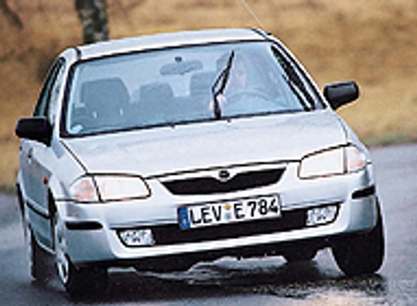 Mazda 323 - A ona jeździ i jeździ...