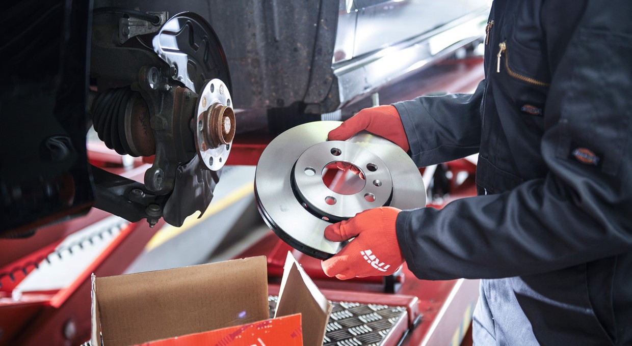 Jak wybrać dobre tarcze i klocki hamulcowe?