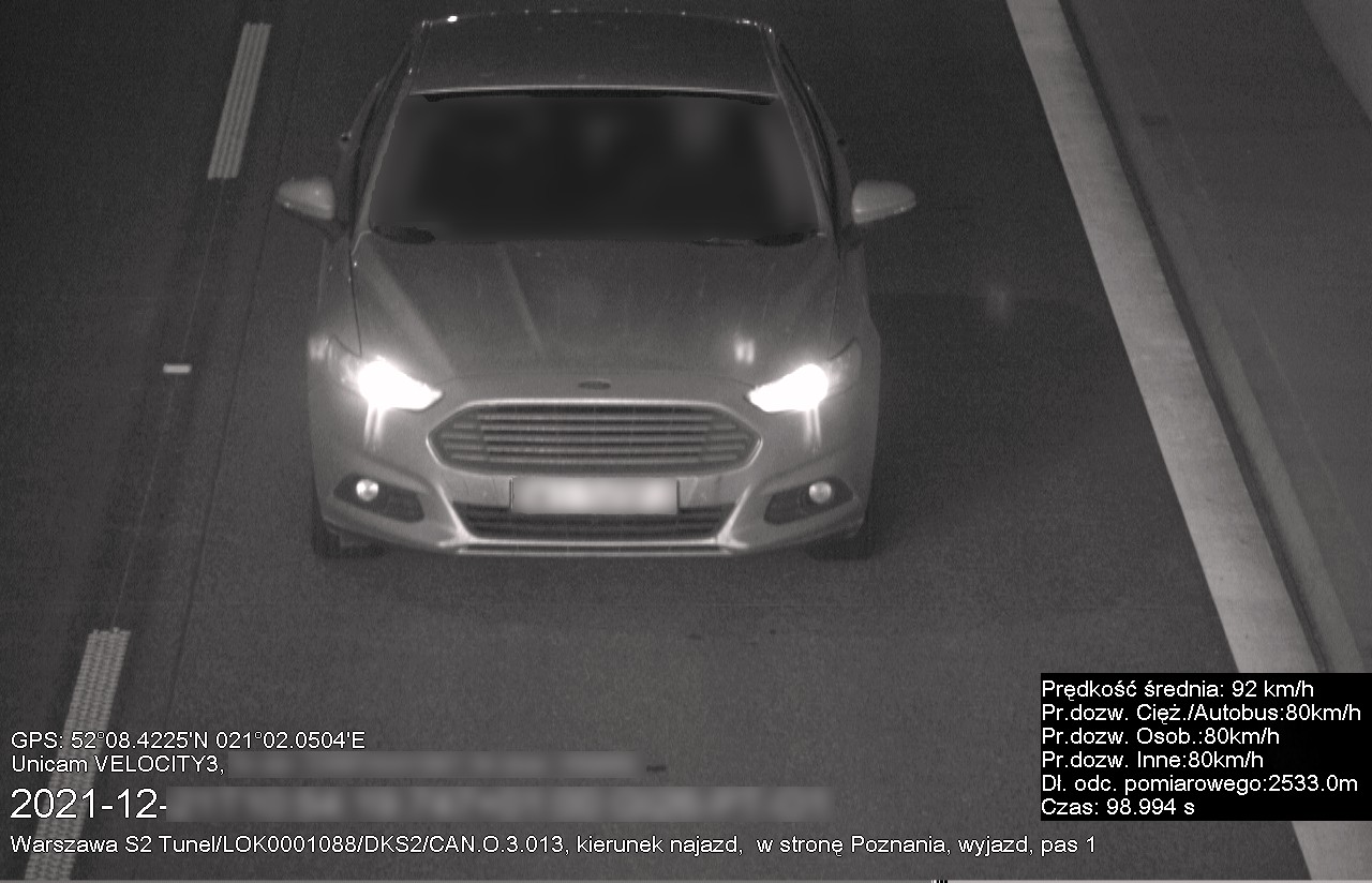 Zdjęcie z odcinkowego pomiaru prędkości w tunelu S2 w Warszawie