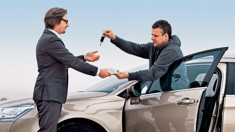 Oto typowe przekręty osób sprzedających używane auta