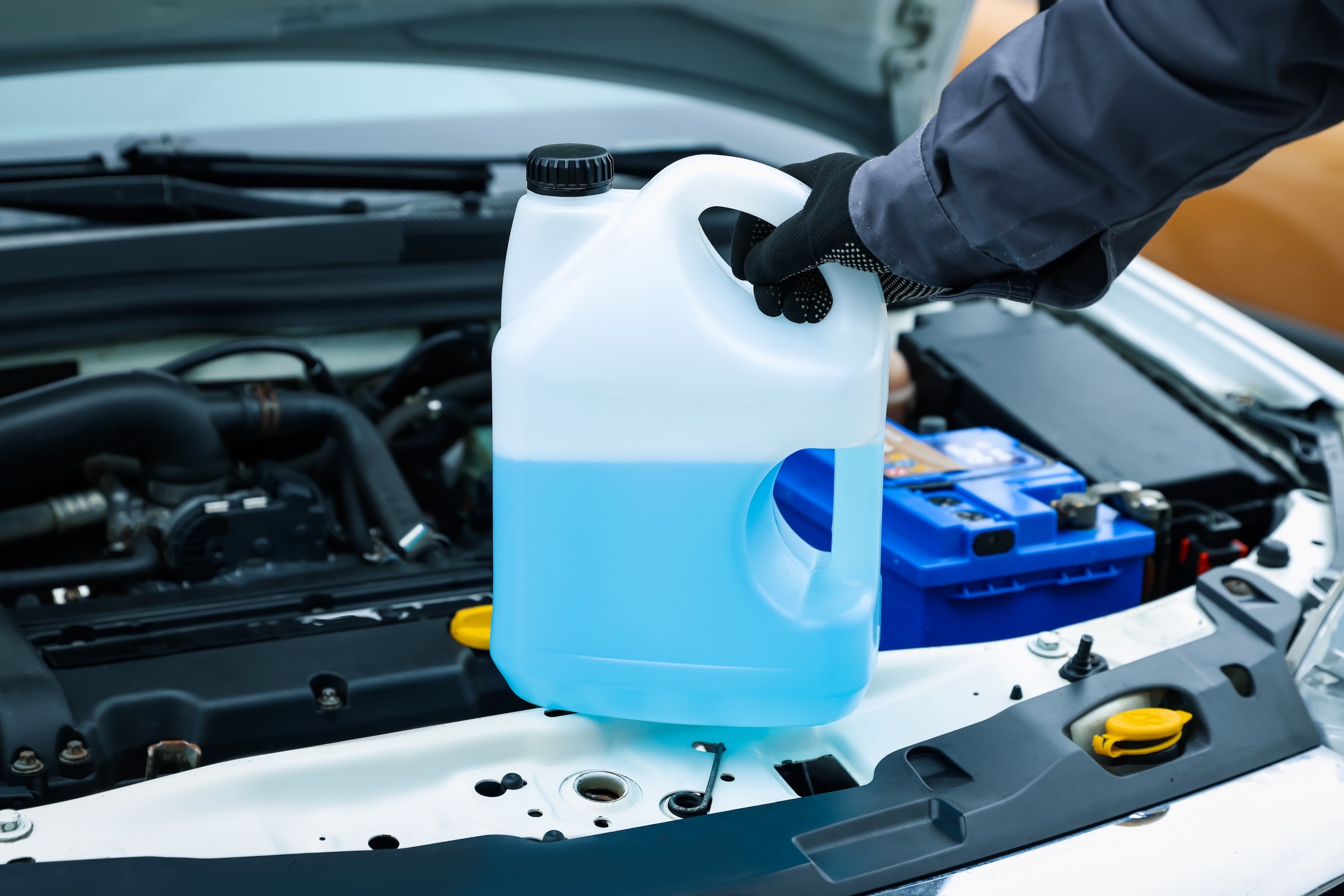 Zimowe płyny do spryskiwaczy pod lupą Inspekcji Handlowej. W siedmiu było za dużo metanolu