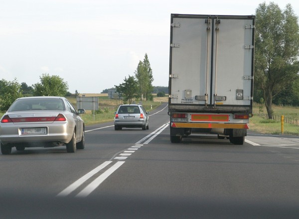 Podwójna linia ciągła to zakaz wyprzedzania? Nie, to zależy od parametrów drogi i warunków