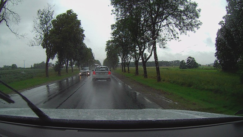 W deszczu na światłach do jazdy dziennej