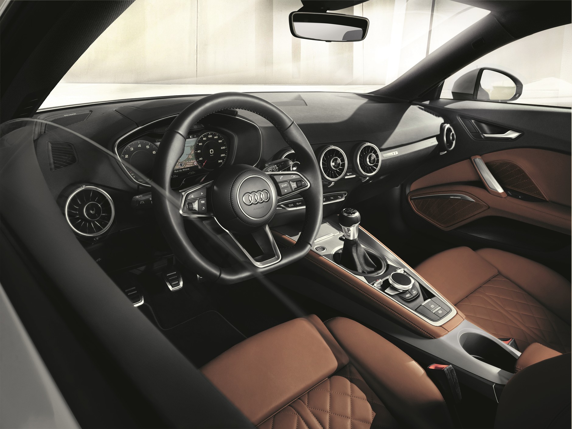 AudiTT z zestawem trójdrożnym z przodu