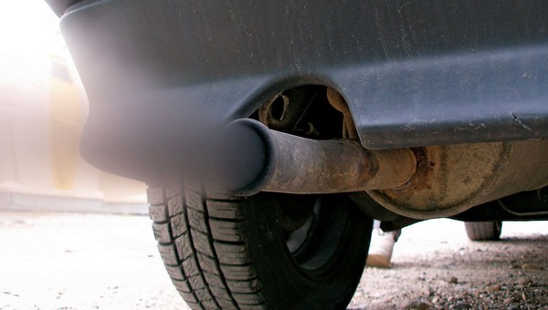 Rząd chce po cichu podnieść podatki i wpuścić „stare graty” do stref czystego transportu?