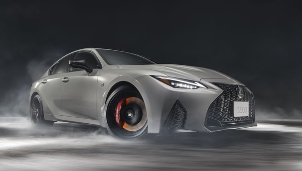 To jedno z ostatnich wolnossących V8 premium w historii. Teraz zyskało wyjątkową oprawę