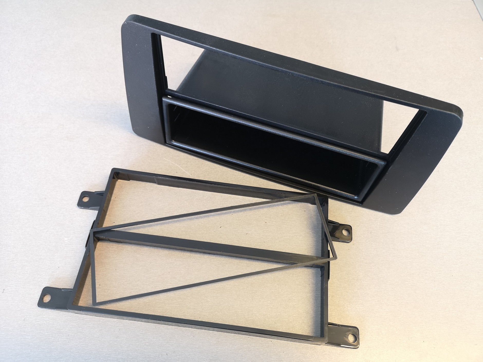 Czy można zamontować większe radio? 2 DIN zamiast 1 DIN