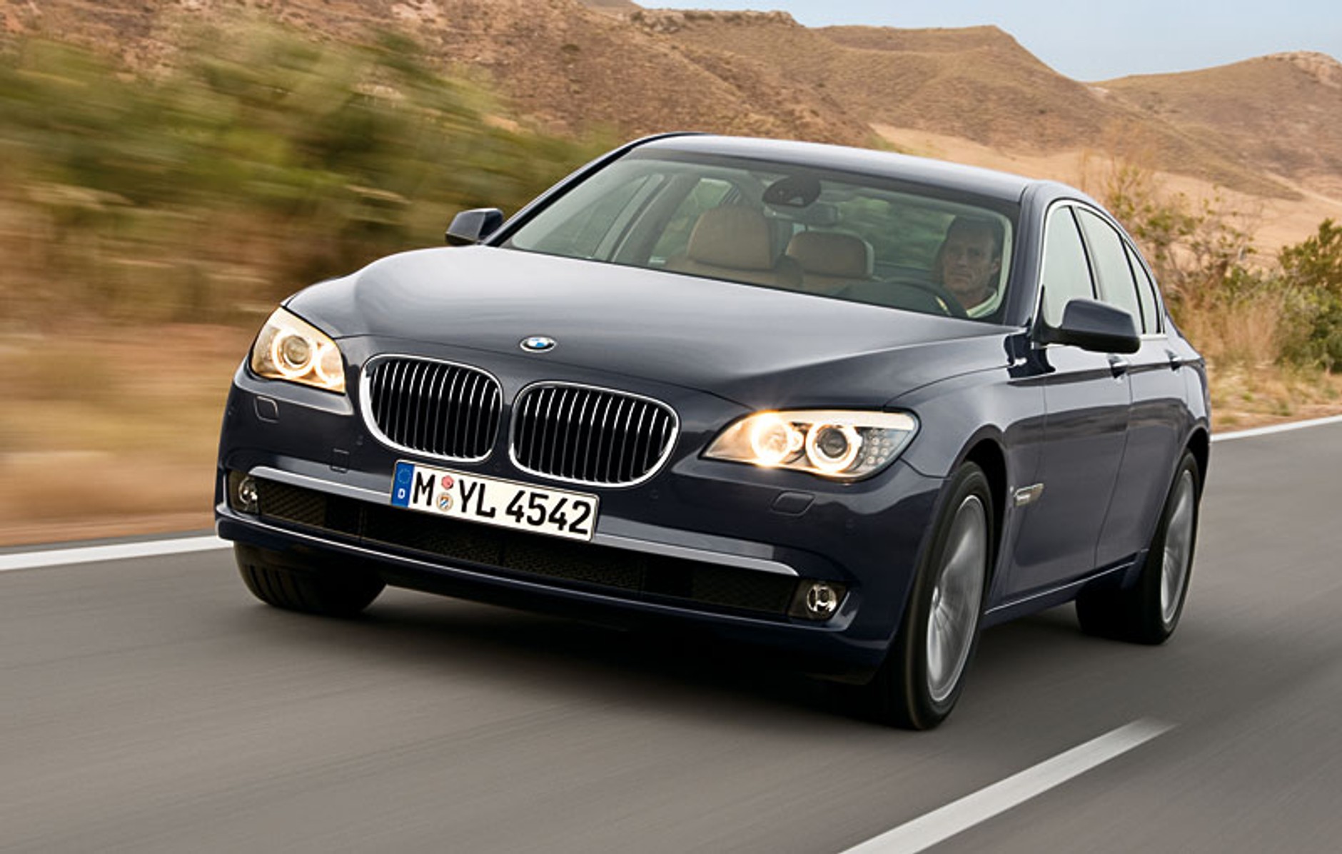 BMW: 740i bez 8-cylindrowego silnika, 750i z dwoma turbosprężarkami