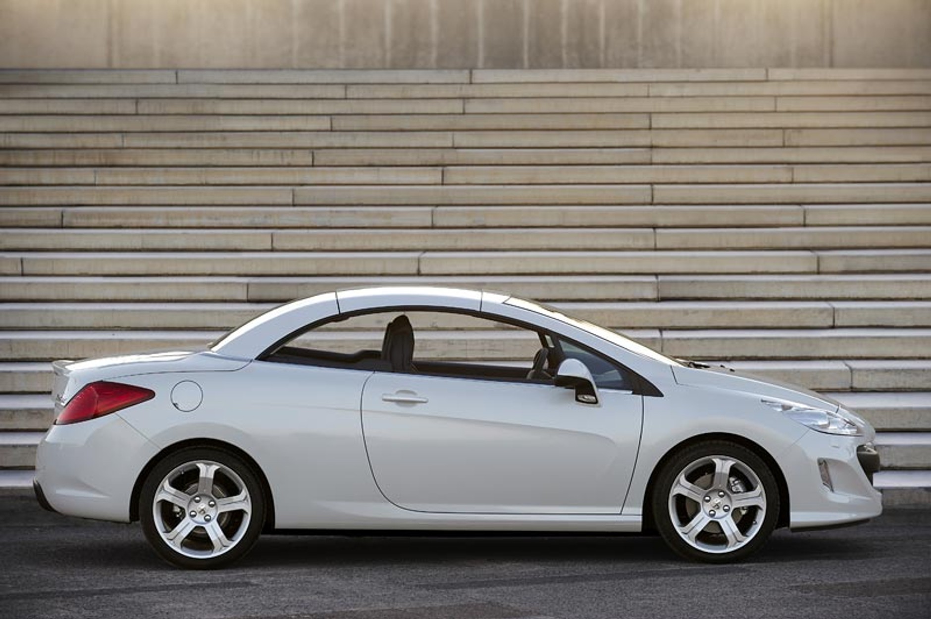 Peugeot: jadąc 308 CC z... ogrzewanym karkiem (ceny w Polsce)