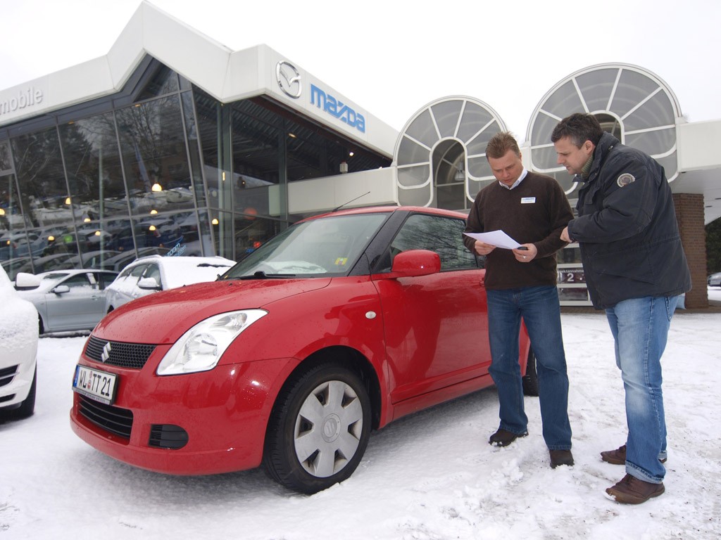 Jak sprowadzić auto z zagranicy? Ile kosztuje rejestracja samochodu sprowadzonego z UE i spoza UE?