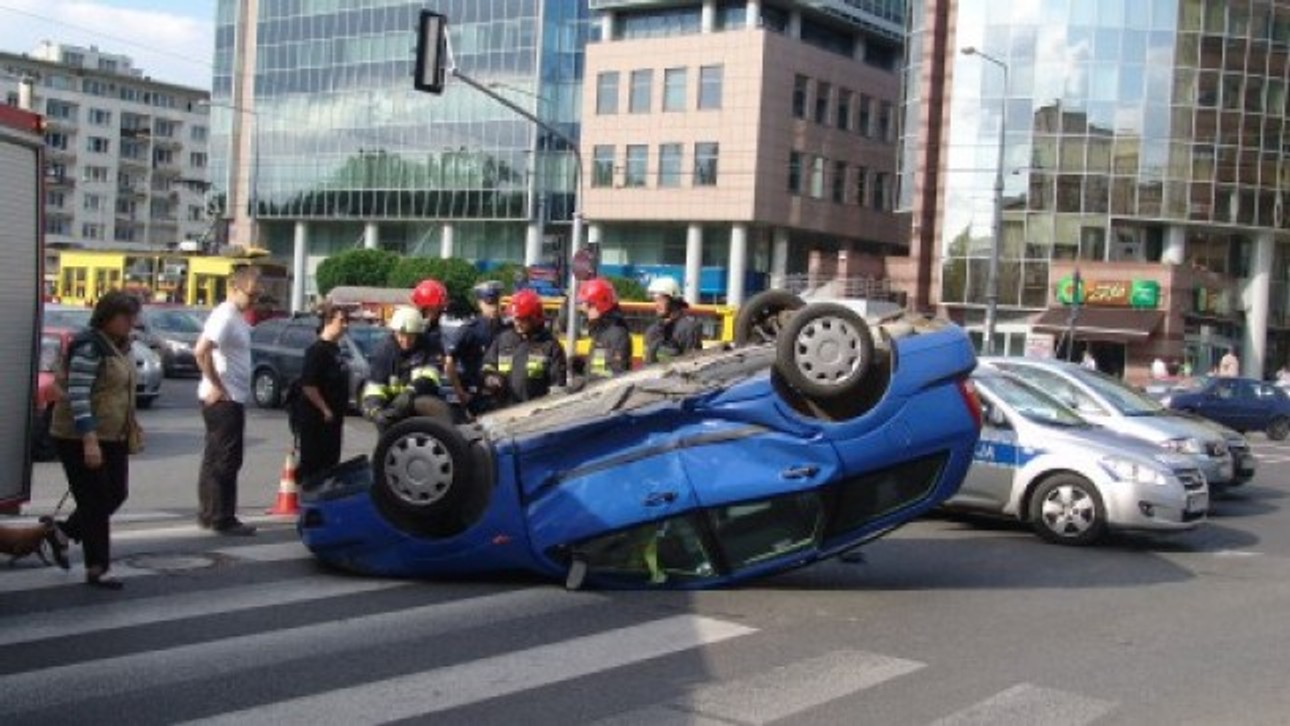 Wypadek - dachowanie zdarza się częściej niż uderzenie w drzewo