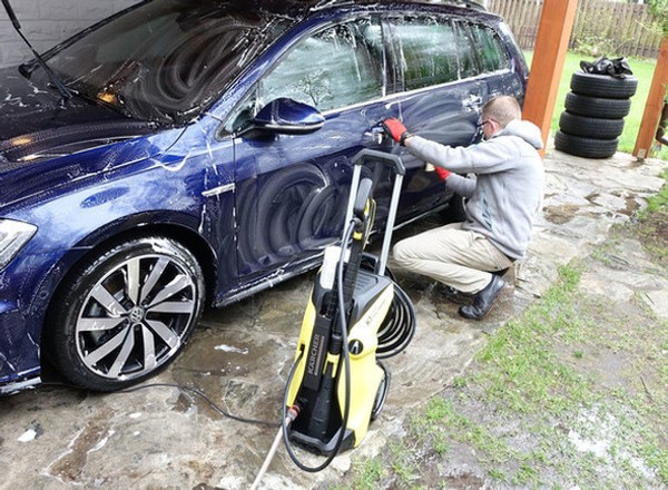 Zadbaj o swój samochód - ranking najlepszych myjek wodnych