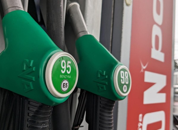 Nie zwlekaj z tankowaniem. Analitycy cen paliw ostrzegają przed efektem sankcji Trumpa