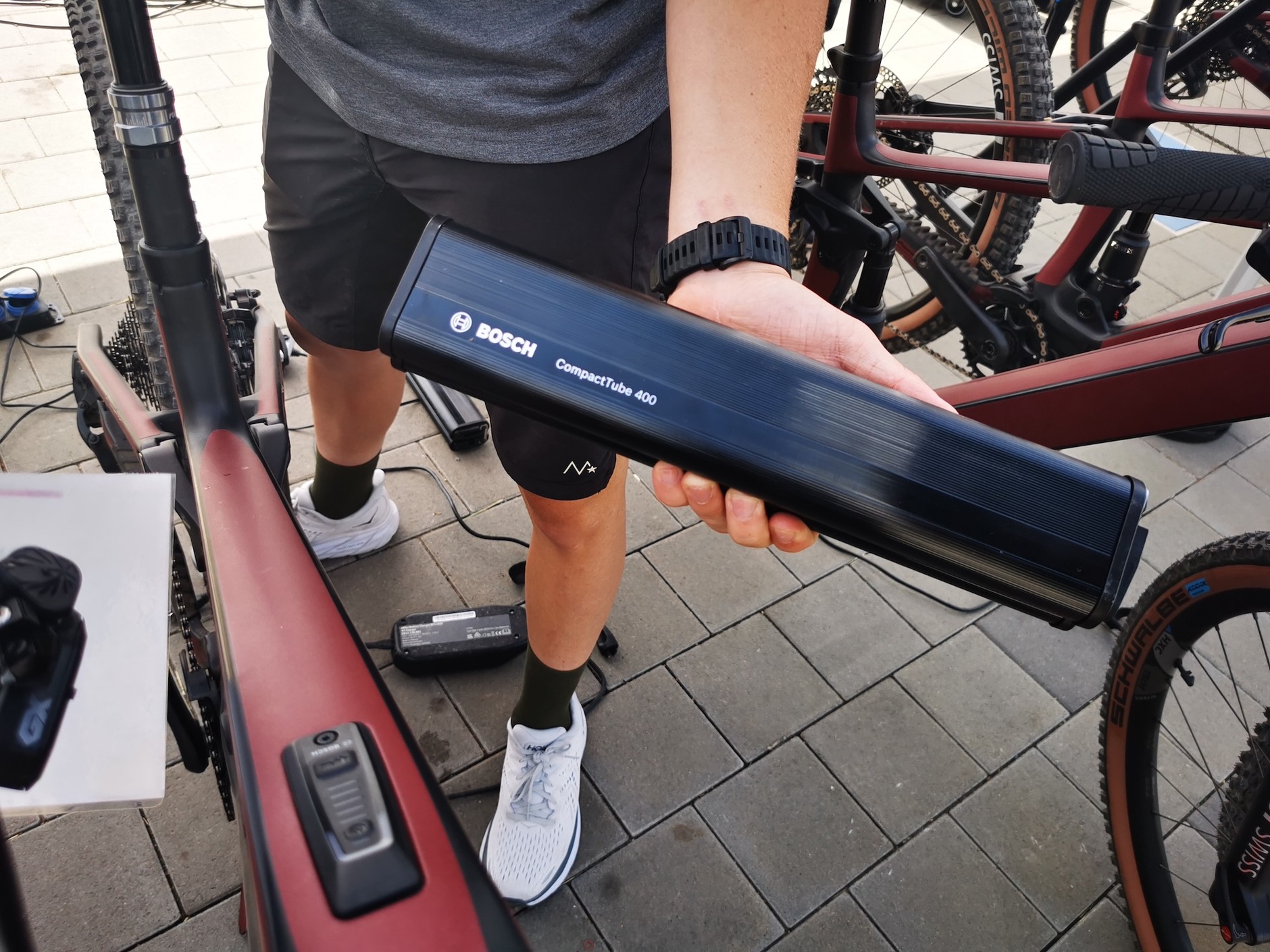 Bateria o poj. 400Wh jest na tyle mała i "cienka", że producent rowerów, który ją wykorzysta, może zbudować ramę z dolną rurką o średnicy nieznacznie tylko większej niż w zwykłym rowerze