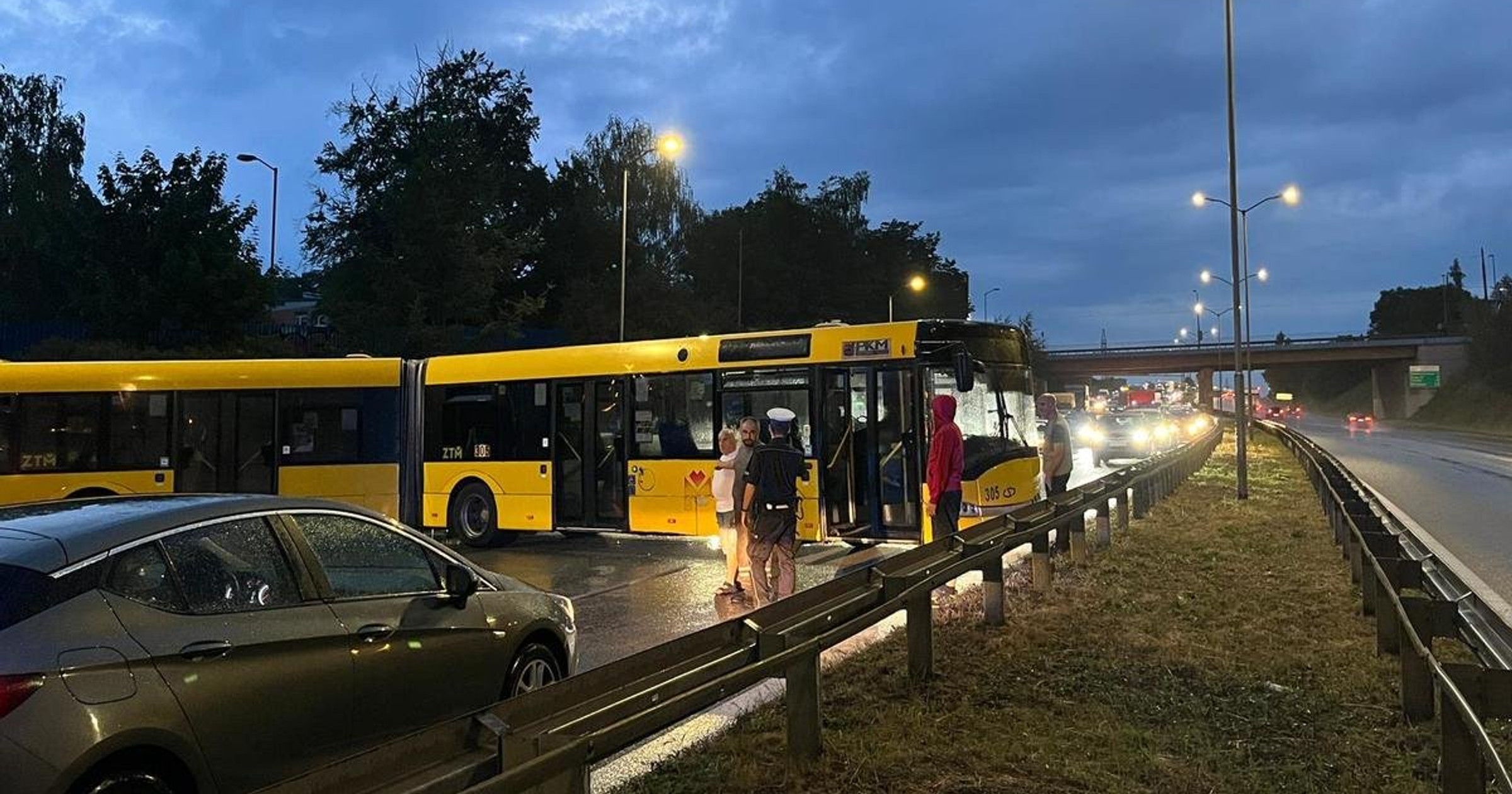 67-letni kierowca autobusu wjechał pod prąd i zablokował drogę