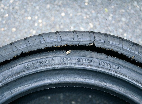 Usterki opon, które da się naprawić, a które kwalifikują opony do wymiany