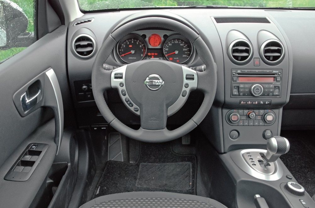 Po latach widać coraz więcej niedoskonałości wnętrza Qashqaia I. Dobre wyposażenie to domena aut po liftingu