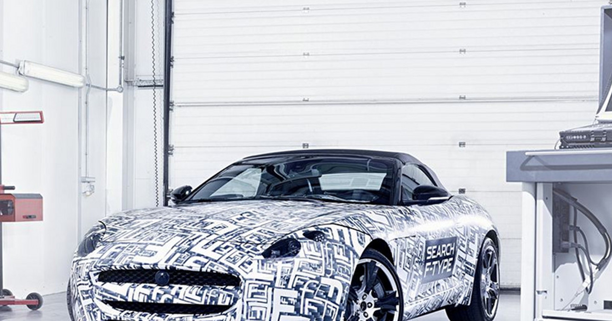 Sportowy Jaguar F-Type przyjedzie do Paryża