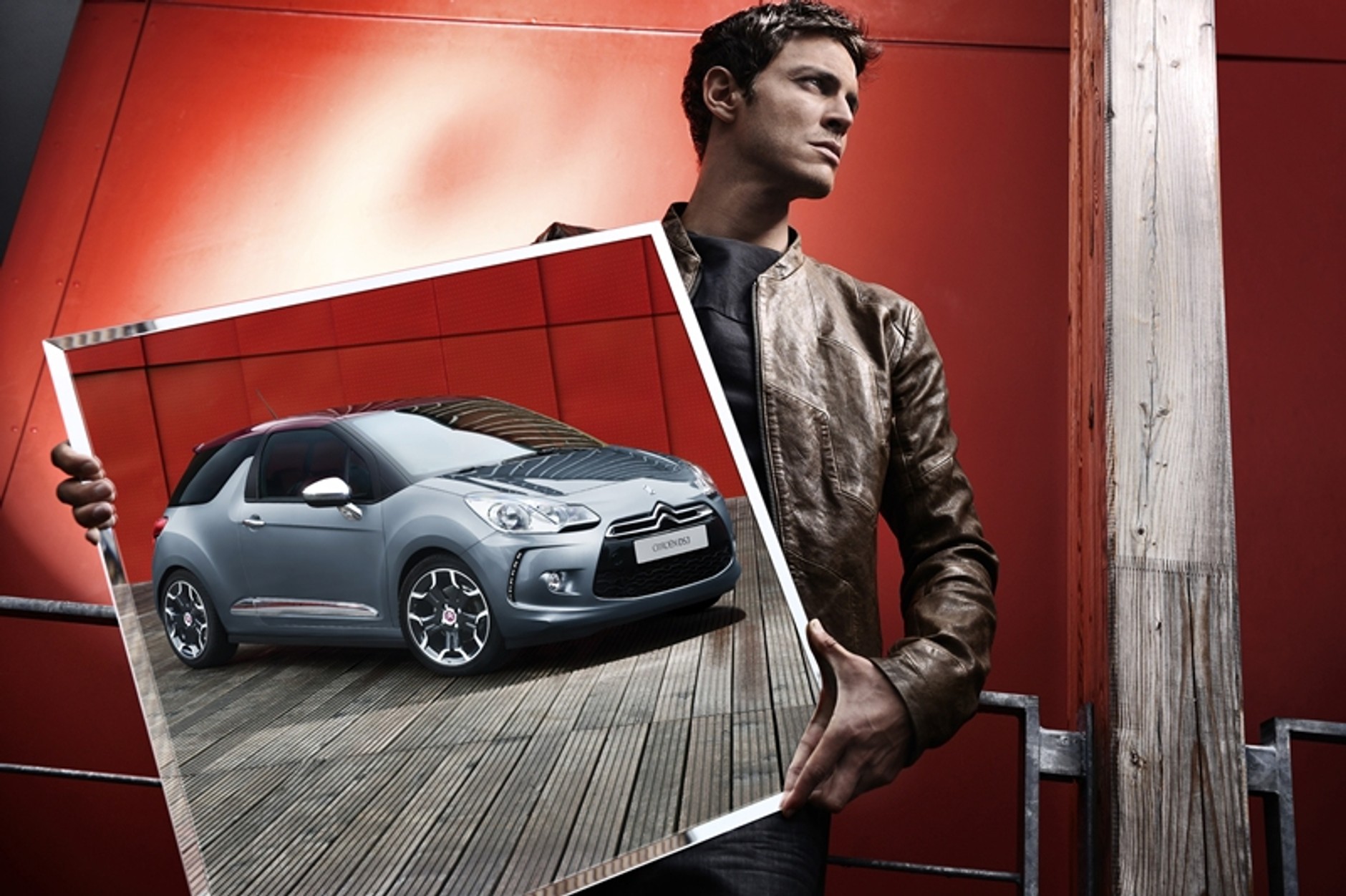 Mężczyzna i Citroen kuszą