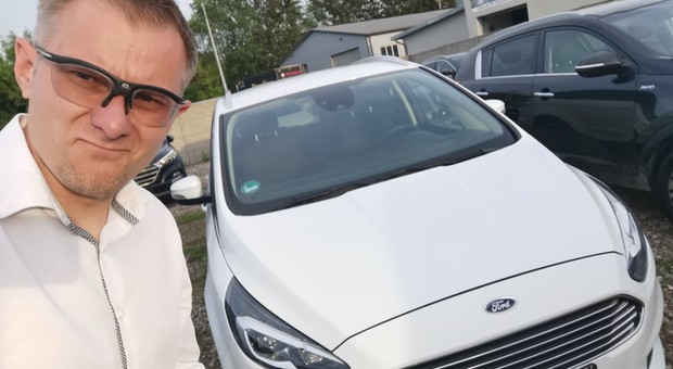 Pojechaliśmy do komisu po "idealnego" Forda. Lakiernik prawdopodobnie był daltonistą