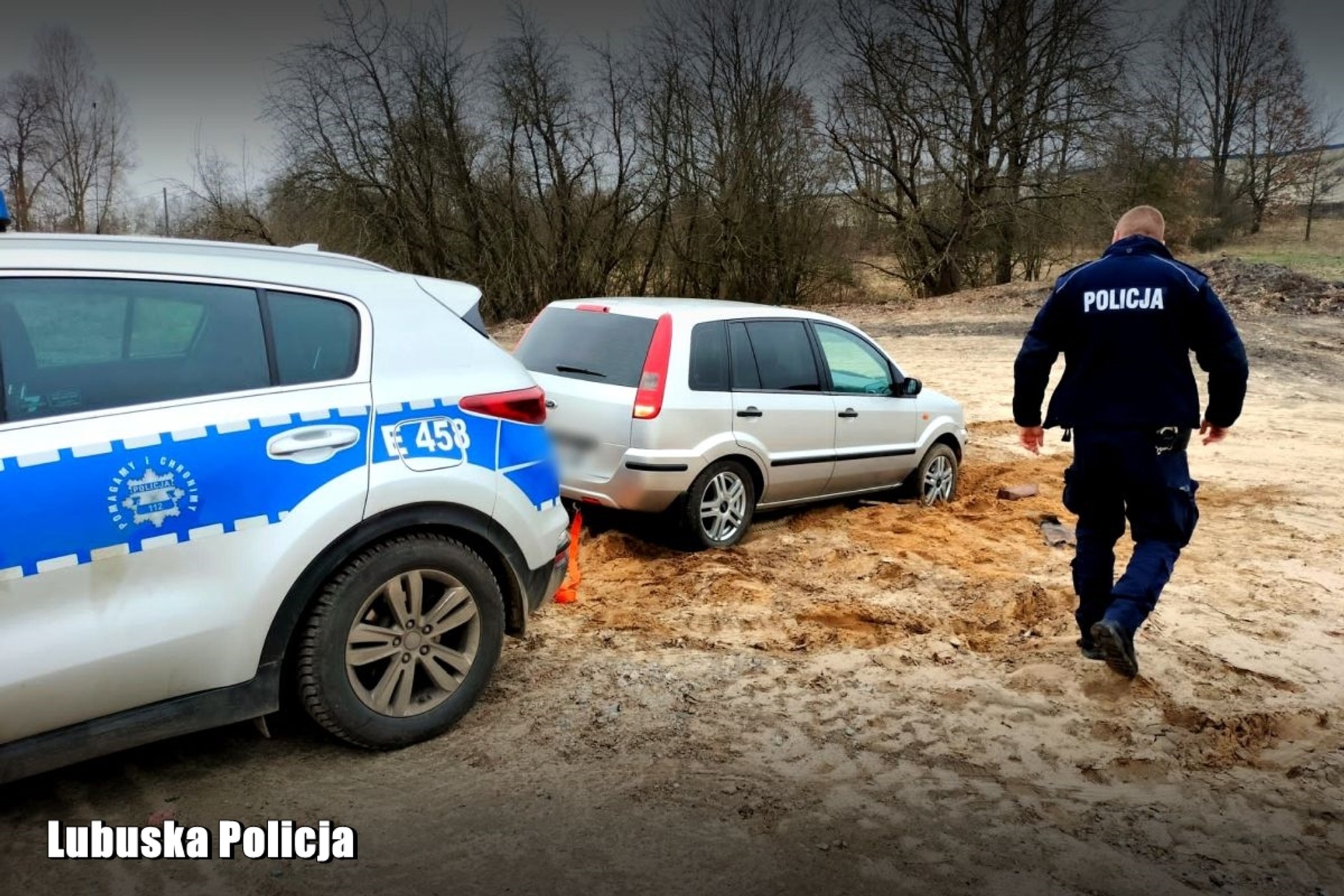 Ugrzązł autem. Policjanci ruszyli na ratunek