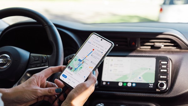 Za nieprawidłowe korzystania z telefonu podczas jazdy autem grożą kary finansowe oraz punkty karne.