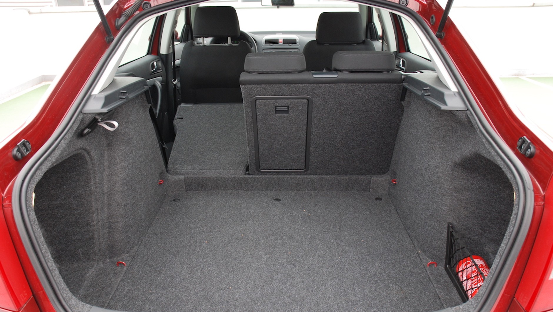 W liftbacku bagażnik ma pojemność 560-1350 l, a w wersji kombi – 580-1620 l