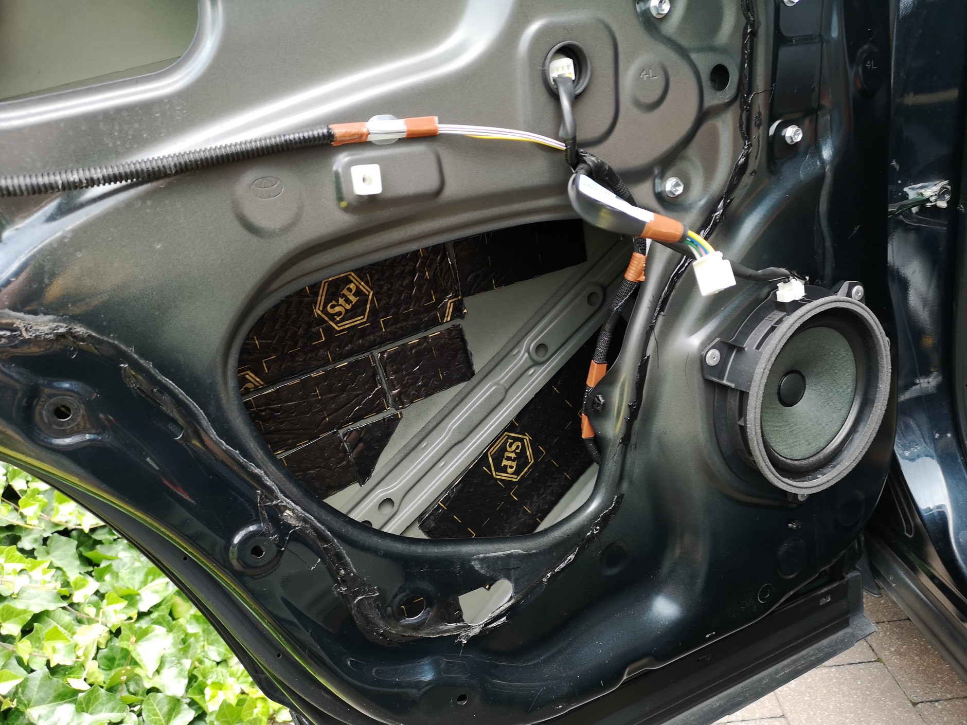 Drzwi w trakcie wygłuszania